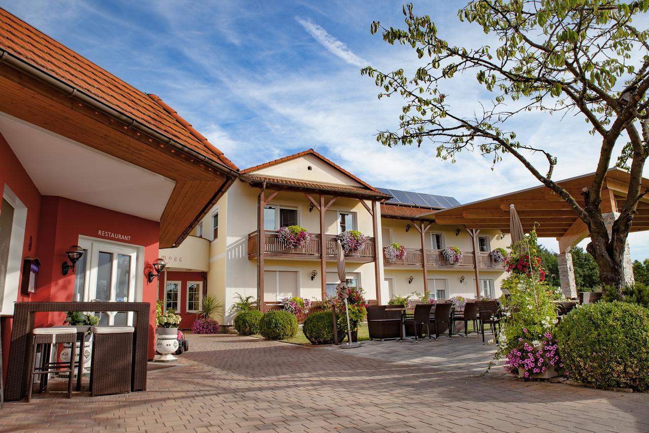 Hotel-Restaurant Teuschler-Mogg Bad Waltersdorf Inklusiv Genusscard Exterior photo